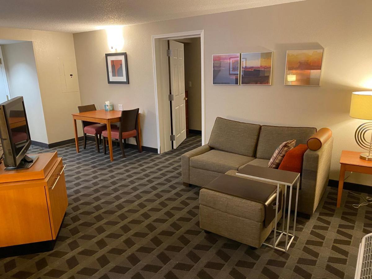 Mainstay Suites Middleburg Heights Cleveland Airport Bagian luar foto