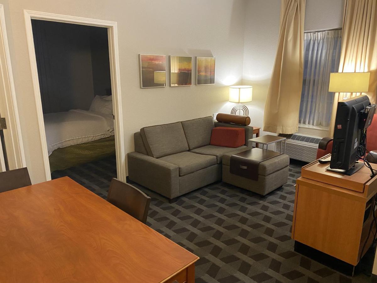 Mainstay Suites Middleburg Heights Cleveland Airport Bagian luar foto