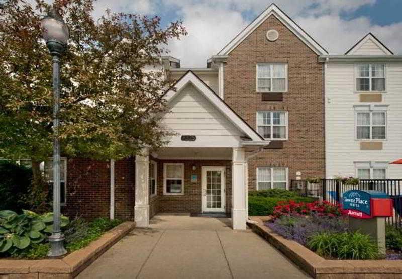 Mainstay Suites Middleburg Heights Cleveland Airport Bagian luar foto