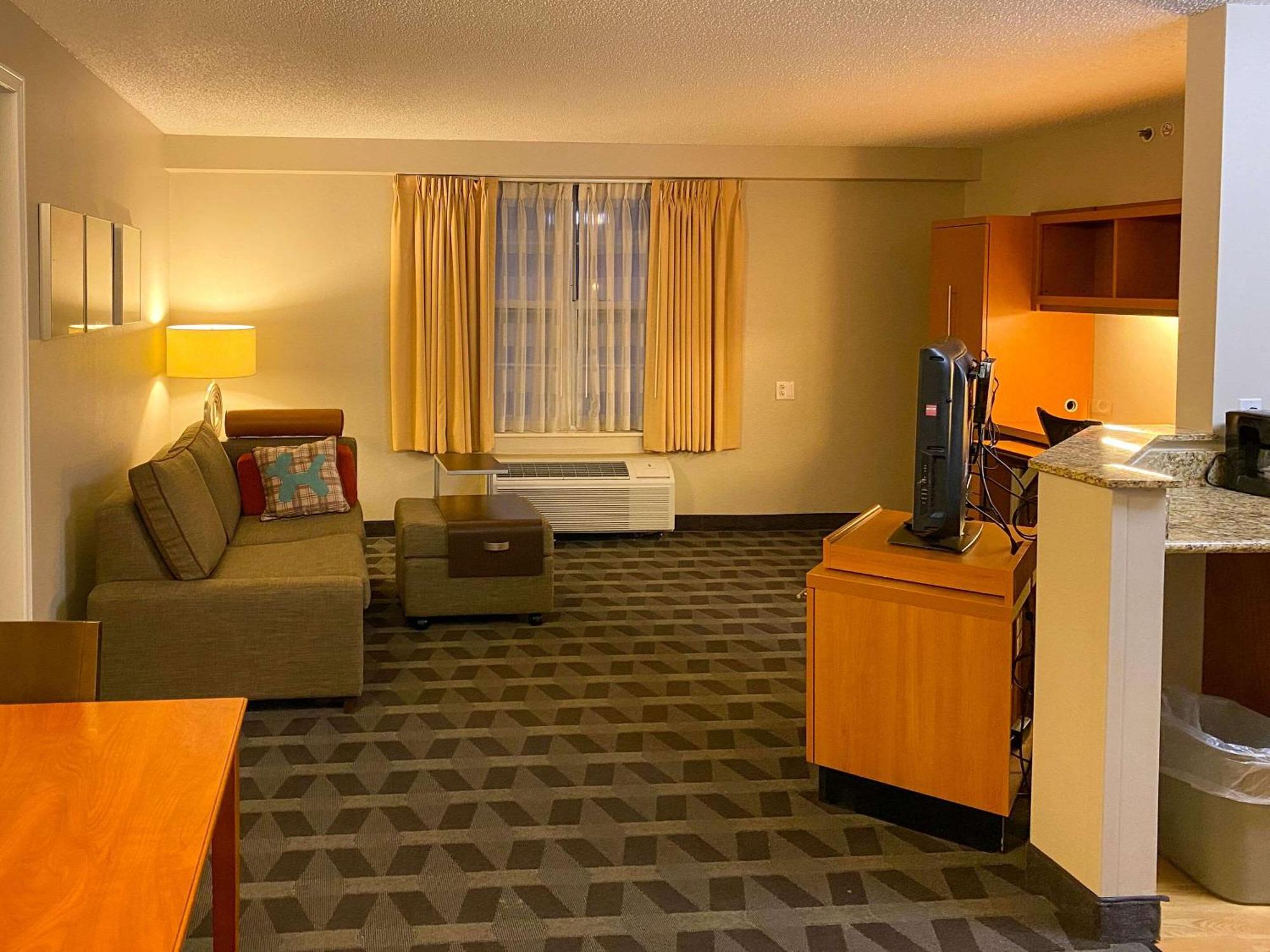 Mainstay Suites Middleburg Heights Cleveland Airport Bagian luar foto