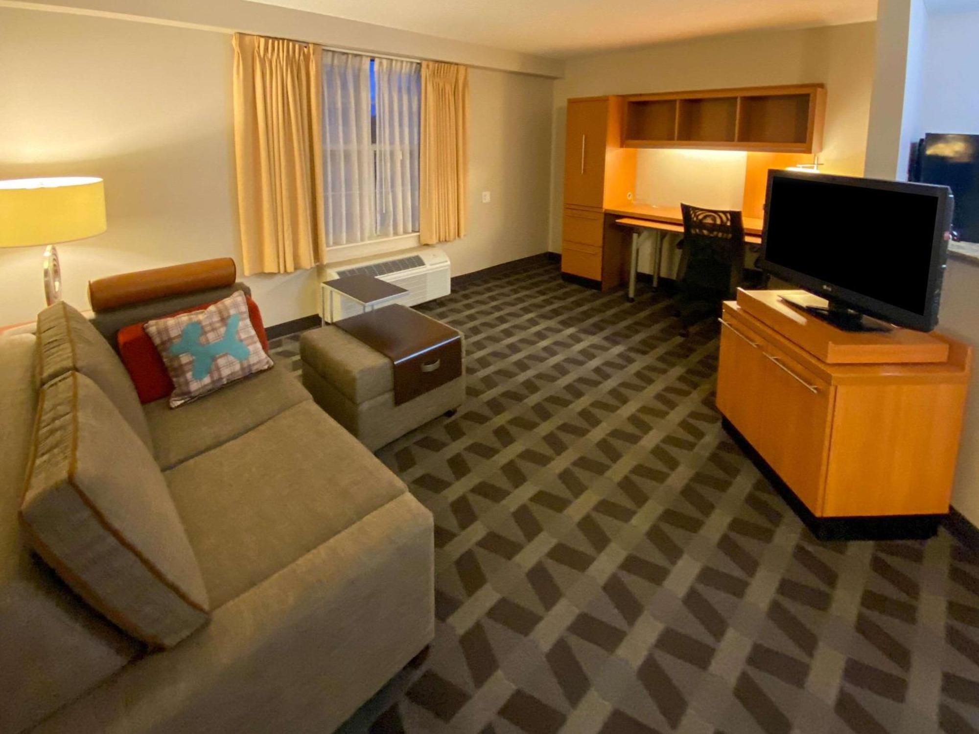 Mainstay Suites Middleburg Heights Cleveland Airport Bagian luar foto